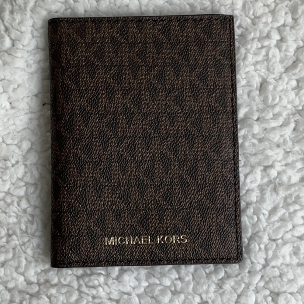 BRAND NEW CONDITION! Michael Kors Brown Leather Logo Passport Holder 4” X 5 1/2”